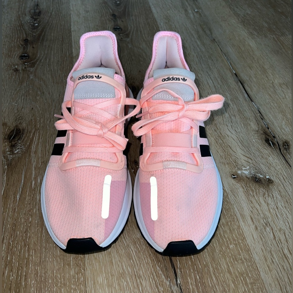 pink tennis shoes